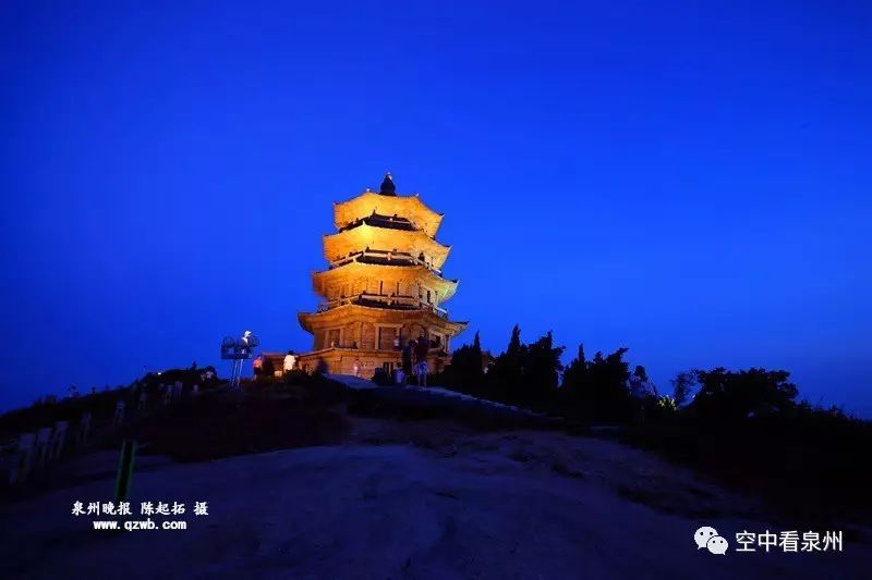 暮色黯淡下来,蓝蓝的天光开始"融化"一切,除了塔,它被夜景灯照亮了