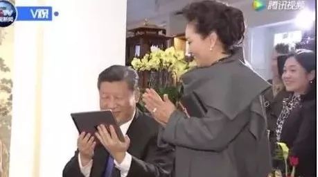 炫娃是通病啊!就算是川普的孙女,也逃脱不了被抓来炫娃表演的命运…