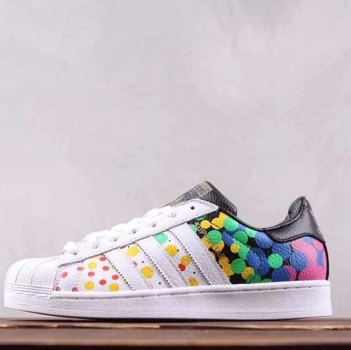 新品速递 阿迪达斯 ADIDAS SUPERSTAR X MILEY CYRUS SUPERSTAR 联名 PRIDE 彩虹波点