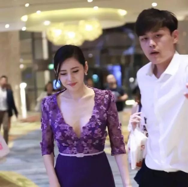 宋慧乔穿3万斗篷与秋瓷炫同框,不料人家老公穿的可是国宝啊!