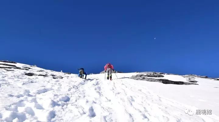 行走  哈巴雪山