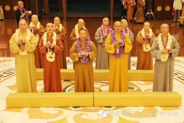 大觉寺,导师慈容法师及都监妙士法师率领全山大众在大雄宝殿接驾礼座