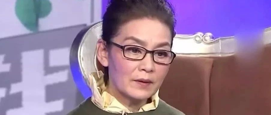 潘虹采访照曝光,卫衣里面还搭衬衫,老了也很优雅时髦!