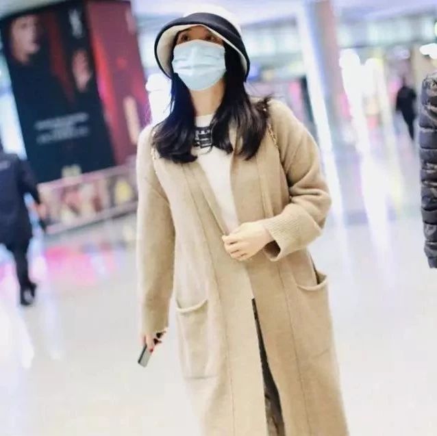 王艳罕见现身机场,穿的很普通,14岁儿子比她还高了!
