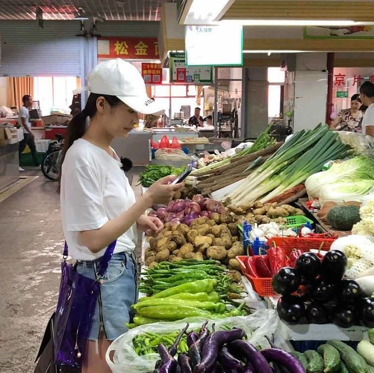付辛博命真好!颖儿刚结婚就去菜市场砍价,气质真好!
