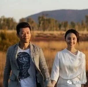 原形毕露 : 袁泉携夏雨和女儿走机场,女儿穿白衬衫搭健美短裤,气质随了妈