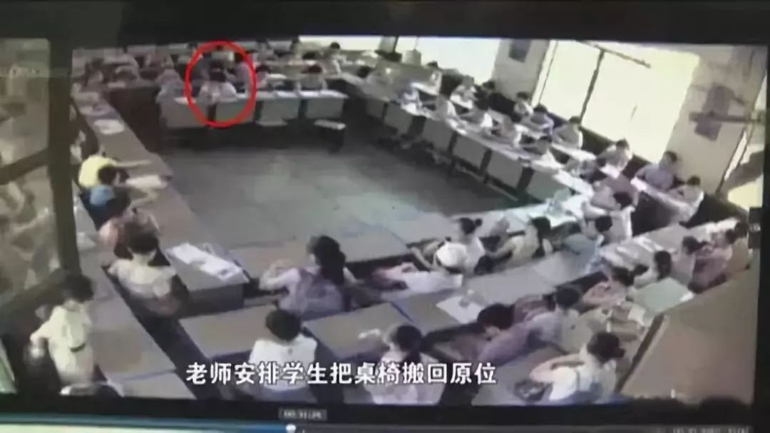 事发前一天老师组织班会活动,小吴和三个同学放学后将课桌摆成回字形