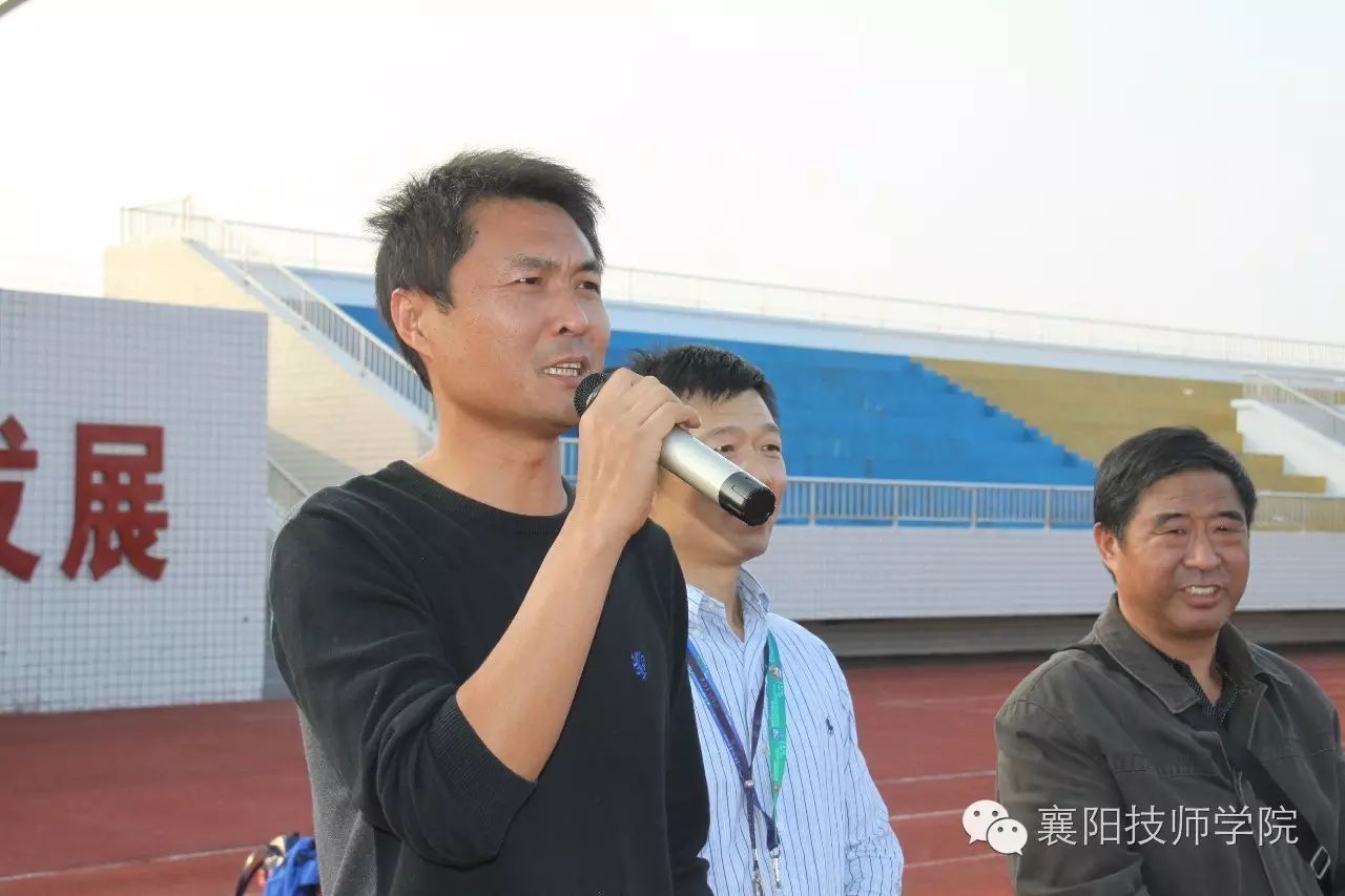 学生工作部部长何海兵宣布比赛开始