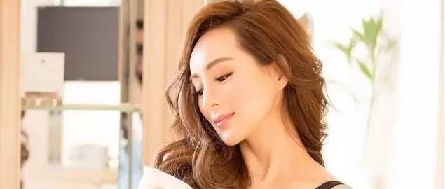 【百变女神】年过50,比赵雅芝刘晓庆还懂保养的女人,到底长啥样?