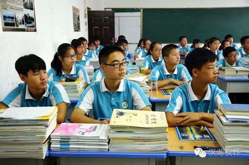 宁强县天津高级中学高一新生正在上课.(卢慧敏 摄)