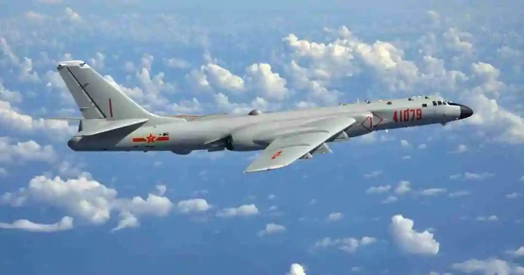解放军被“碰瓷”!外媒炒作“中国军机模拟攻击美航母”，中国专家提出关键问题