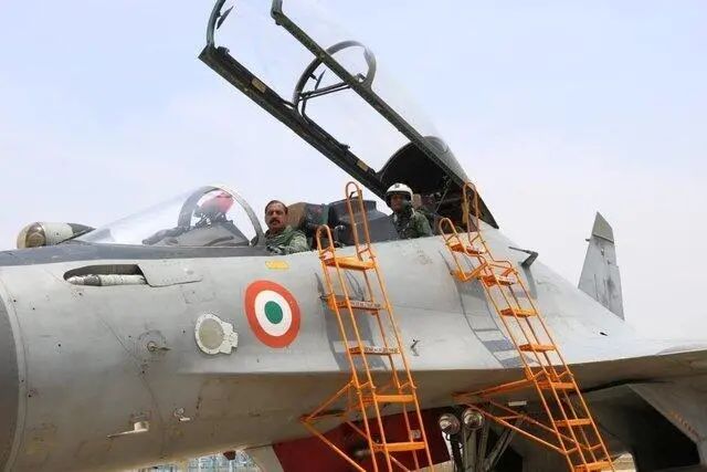 印空军参谋长亲自试驾“能力强化”版苏-30MKI战斗机