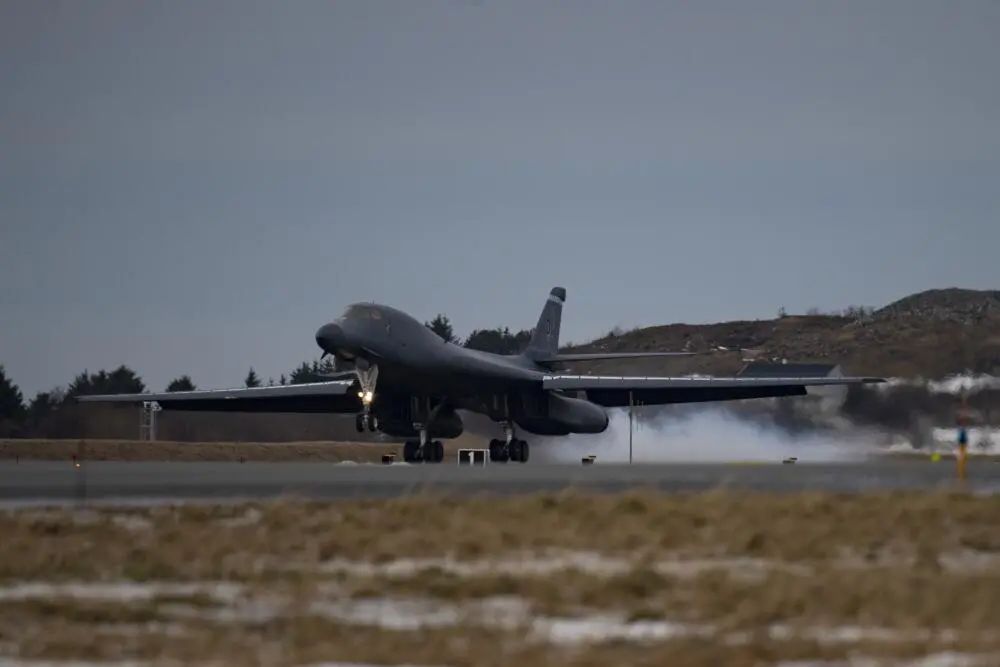 美军B-1B轰炸机史上首次飞抵挪威 美媒：向俄传递信号