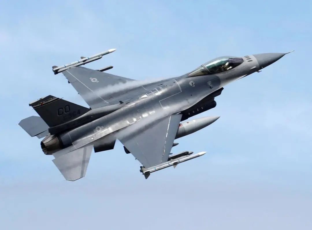 美军两名飞行员在驾驶F-16战机时昏迷，战机靠一技能成功自救