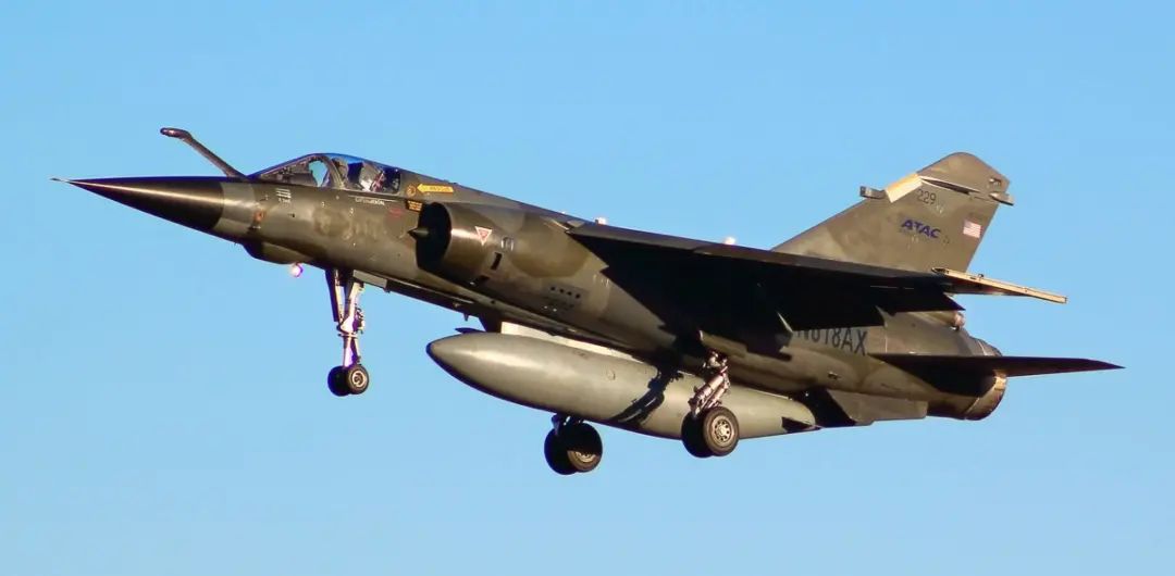一架法国制造幻影F1战斗机在美军基地坠毁，两名飞行员生还