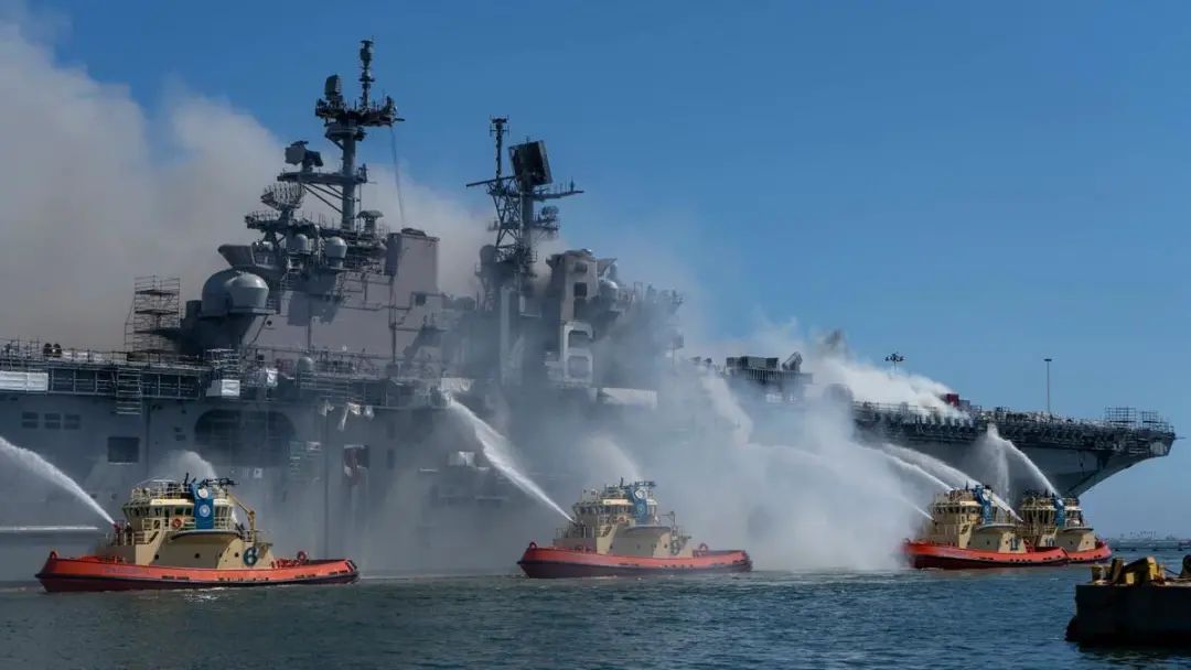美军水兵被指控放火烧毁“准航母”，美媒：总得有人来为这30亿美元买单