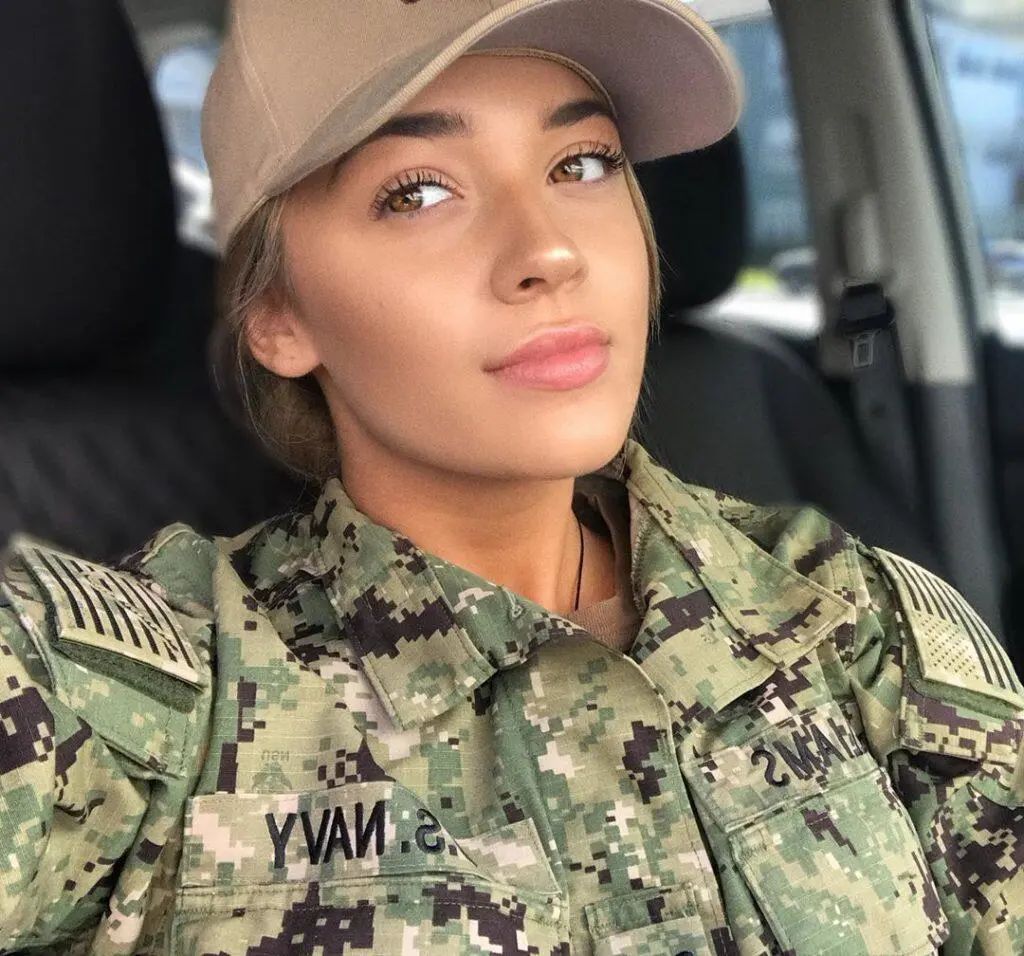 美陆军仪容政策出现重大调整 允许女性军人戴耳环、涂口红、扎马尾