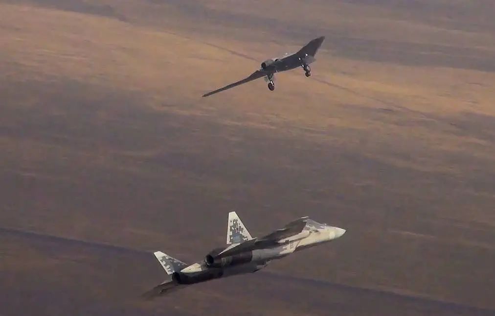 俄媒曝正研发双座指挥型苏-57：控制一群重型无人战机打击空地目标