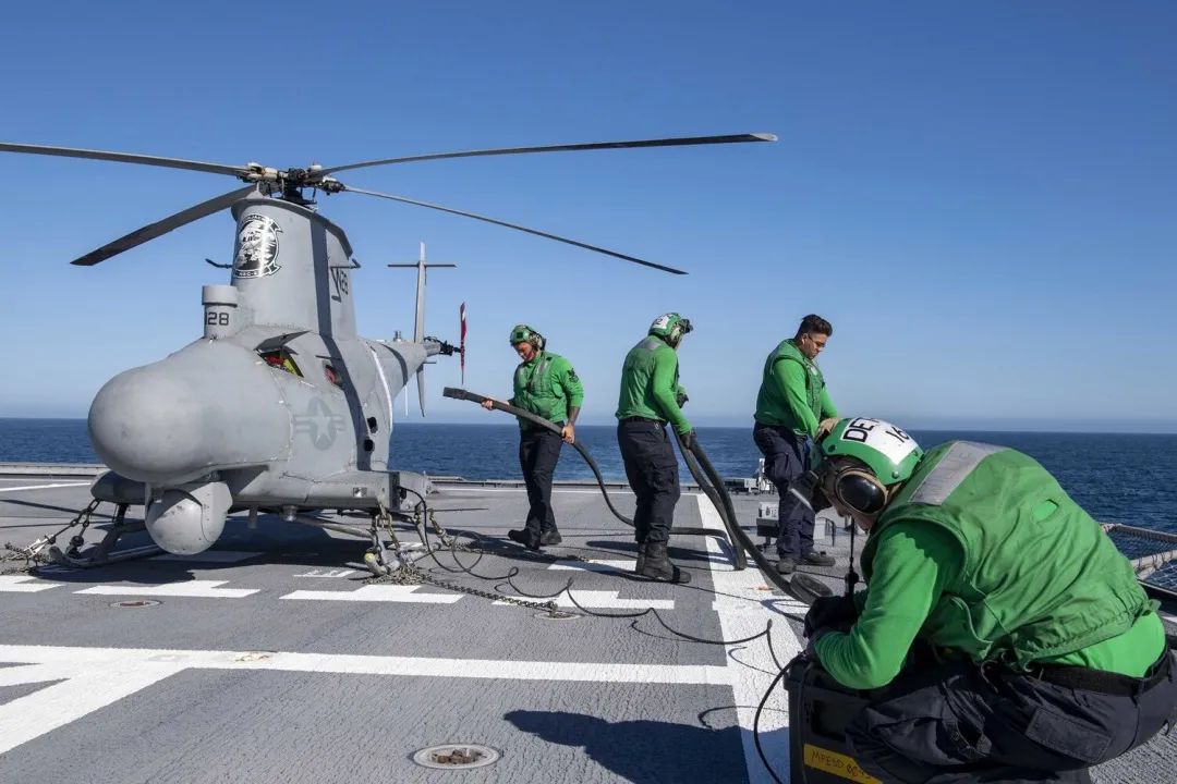 美军一架无人直升机起飞后坠海，掉入太平洋之前砸伤一艘濒海战斗舰