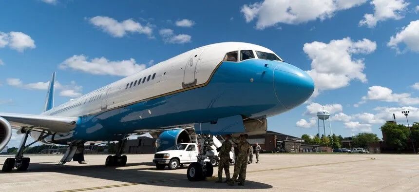 美国空军刚搁置“空军二号”替换计划，副总统乘该专机外访就出故障