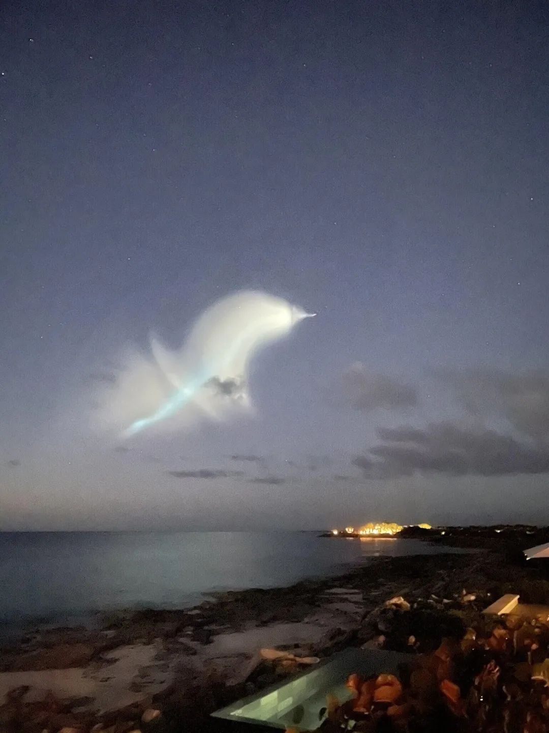 美国海岸附近出现UFO?美媒：美军进行潜射洲际导弹试射