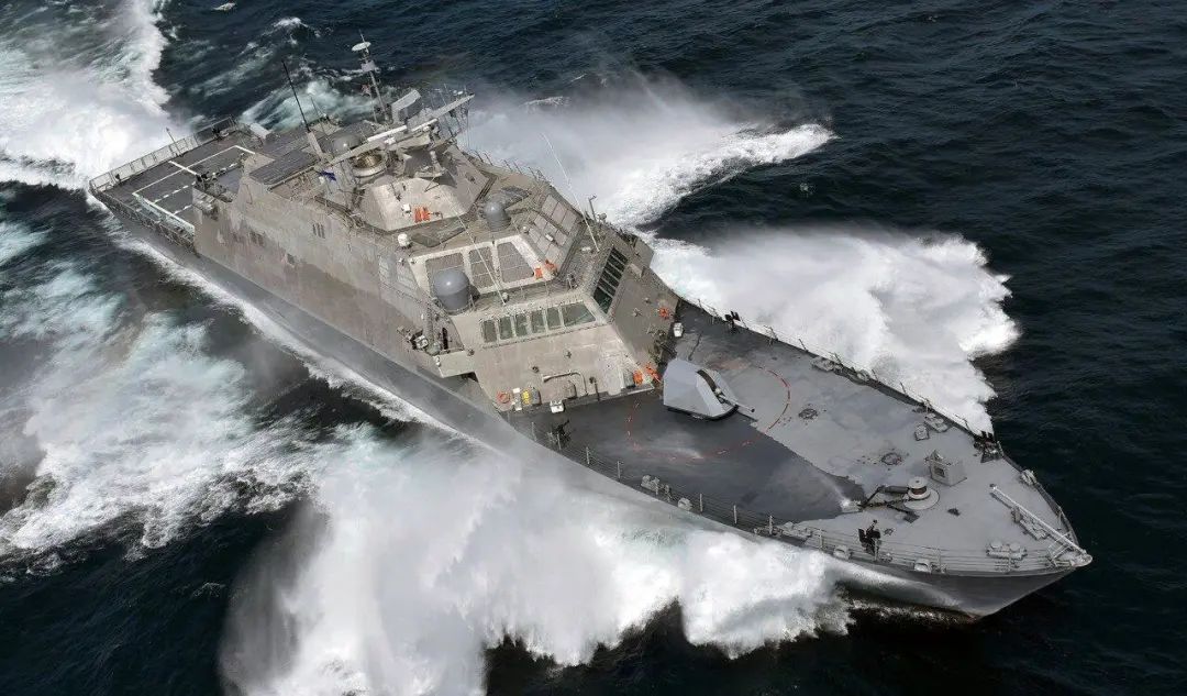 美军濒海战斗舰曝出“无数问题”，美海军最高指挥官却一顿夸