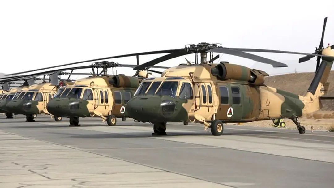 俄媒：塔利班炫耀缴获多架美制“黑鹰”直升机和喷气式飞机
