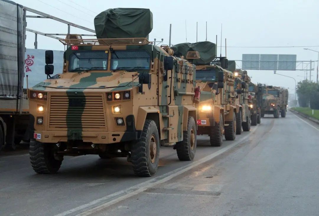 土耳其军队一辆装甲运兵车在叙北部遭袭，土国防部证实2死2伤