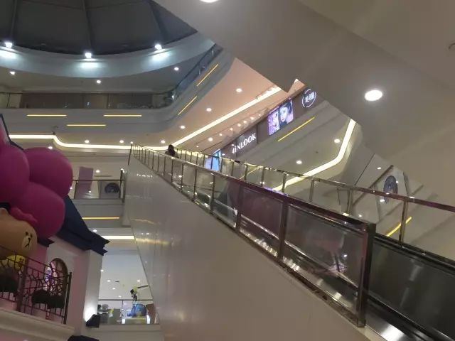 有些上下错落的电梯之间还设有安