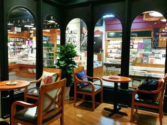 书店里有一个很小的咖啡区域