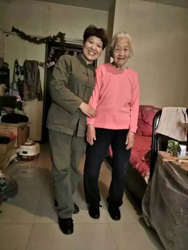 看母亲高兴得拍个照片给闺女看看,妈妈说俺娘俩还有点像呢!