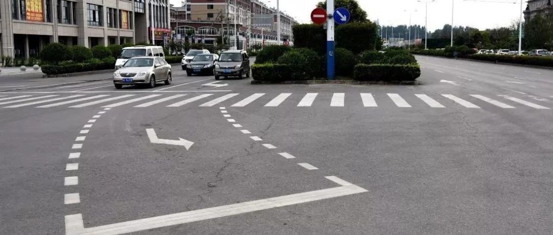 左转红灯、直行绿灯，可以在左转待转区掉头吗？