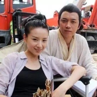 董洁夫妇离婚6年同台深情相拥, 疑似破镜重圆, 如今被爆已经同居