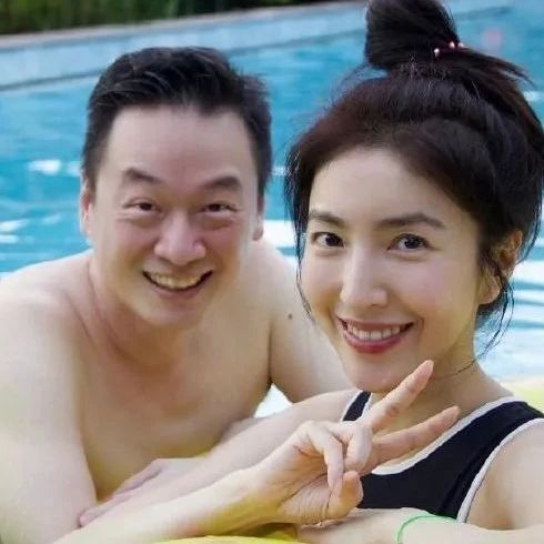 杨谨华躺老公怀里的泳装写真!肤白貌美大长腿性感美艳