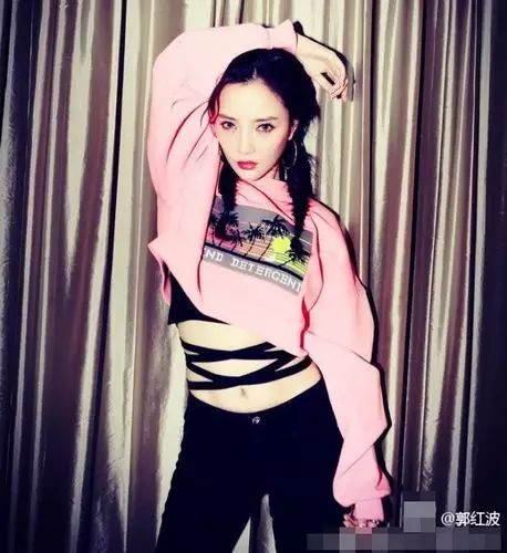 李小璐变叛逆少女 性感细腰造型魅惑放荡不羁