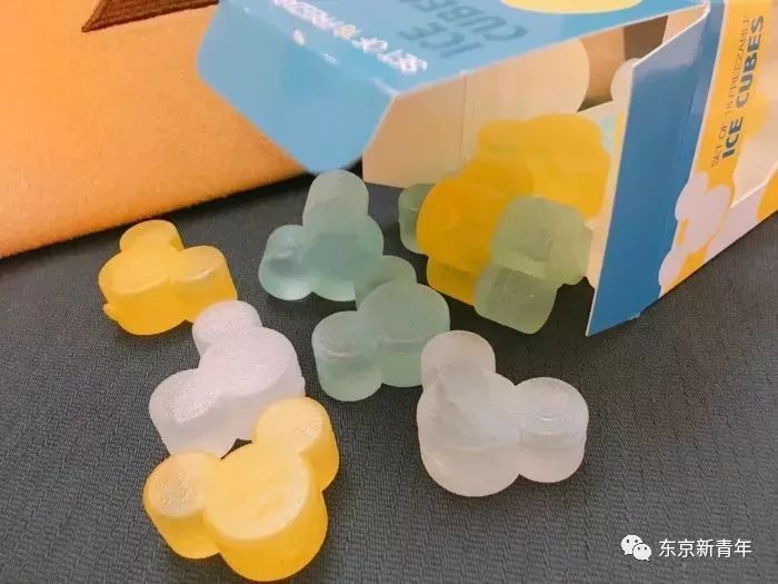 日本的这个夏天真的是热热热,热到怀疑人生!连非洲人都恐惧日本的夏天!可以说往年都没有今年热,今年的夏天出门是需要勇气的,即便是有勇气出了门还有很高的机率会中暑。 7月的日本那是让人不敢回忆的,光是一周时间就超过2万人因为中暑进医院,东京的7月因为中暑死了96人。所以,不要仗着自己身体好就为所欲为,中暑才不吃你这一套! 但这么热的夏天,为什么感觉不少日本人还是很蛋定的,那是因为他们都有避暑神器。 之前都有推荐过不少能带来冷感的小物之类的,可再怎么样,补水才是最重要的。可就算是在路边买的冷饮,没一会就