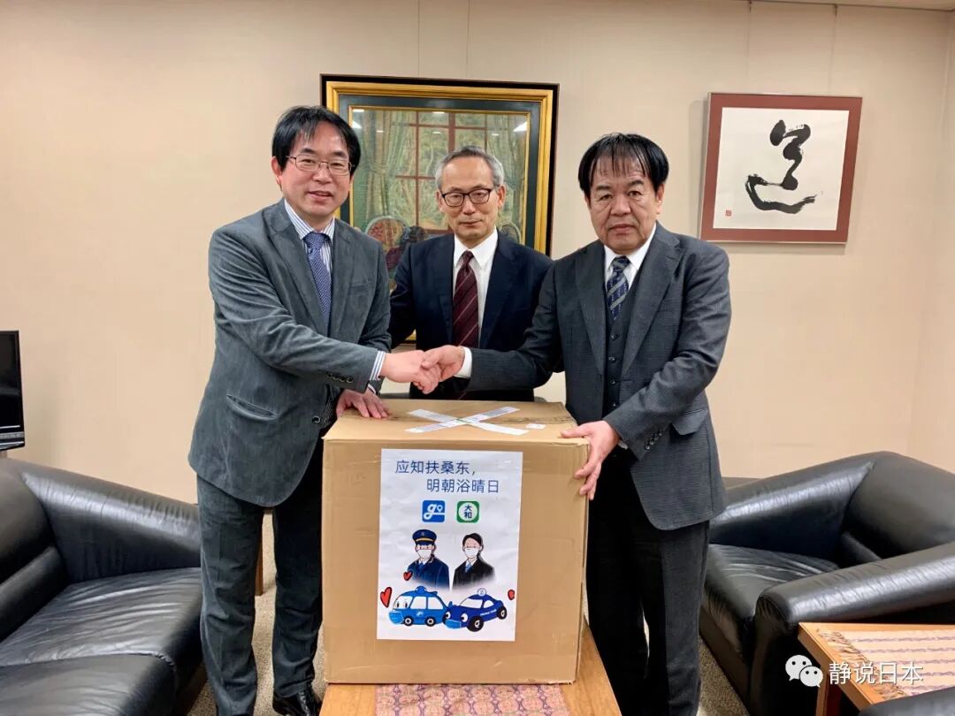 疫情肆虐，日本人为何还敢坐在医院走廊里看书？