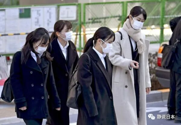 疫情肆虐，日本人为何还敢坐在医院走廊里看书？