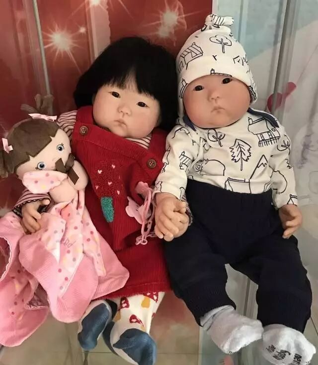 仿真宝宝产品介绍日本推出超逼真的仿真婴儿，跟真实的小婴儿相似度99%！11