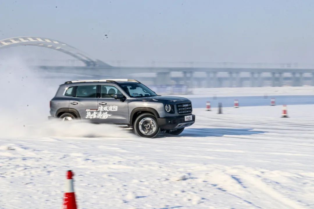 大师试驾20t四驱的哈弗大狗在雪地上能有多大惊喜