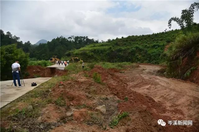 诚谏镇沙田村公路发生塌方 水泥路面突变大坑