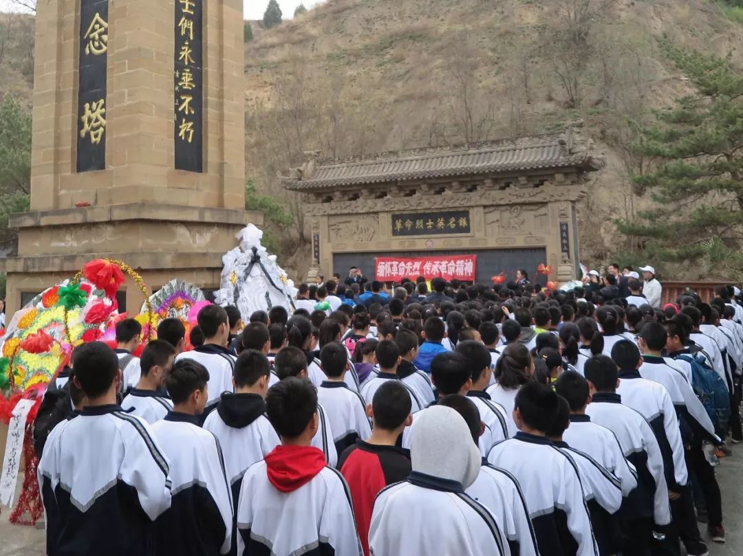 米脂:500余名干部师生祭扫革命先烈