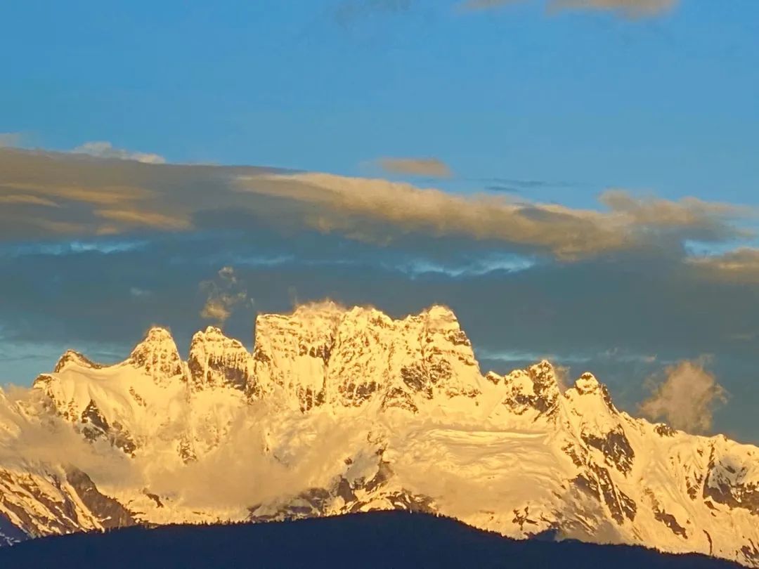 省的最高峰梅里雪山"日照金山""日月同辉"的景象让众多的四海宾朋为之