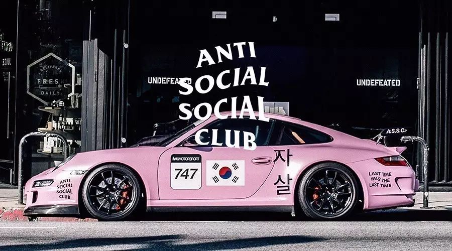 喜欢收集跑车的韩国主理人的品牌Anti Social Social Club也没什么...