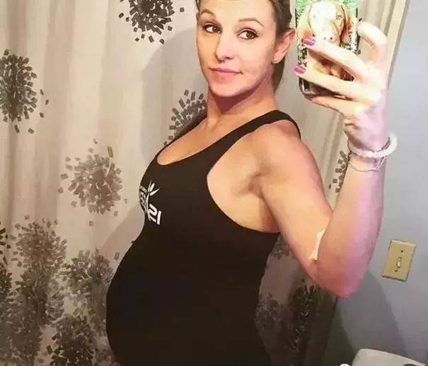 她怀孕7个月仍坚持健身!当她掀开衣服,露出肚子,我震惊了!