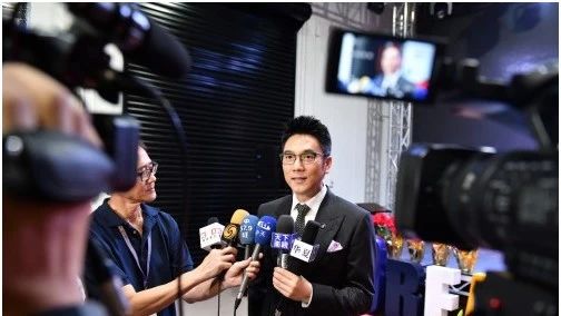 人气歌手林依轮身价过亿,网友爆料他最近亲吻了大嘴貔貅?