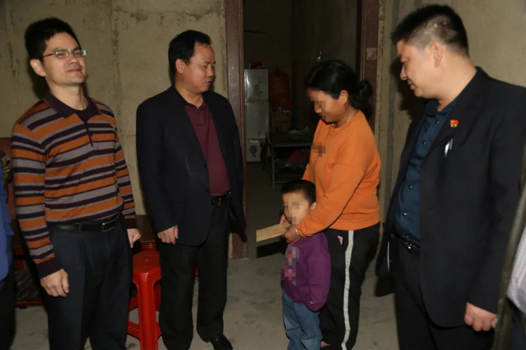 活动组一行分别慰问了鳌江,溪西,靖海派出所和岐石镇览表村委会等4个