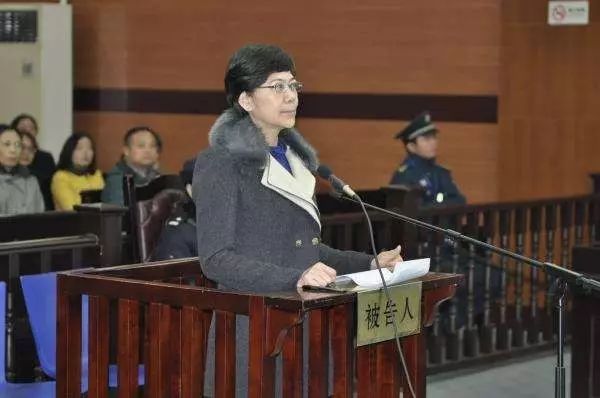 豪宅存宝去农村背LV 这些女官员倒在了奢侈品堆中