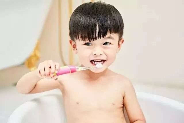 0歲 就能用的電動牙刷 會發光會定時 刷牙就像玩遊戲 年糕媽媽教育 微文庫
