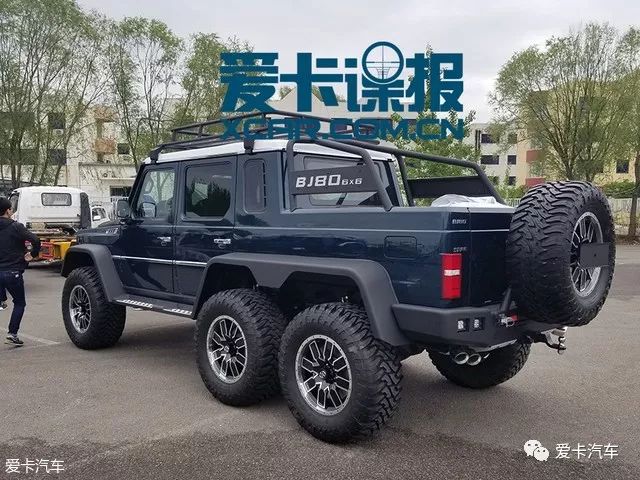 在北京车展开幕之际,爱卡汽车前方探馆团队拍摄到了一组全新BJ80 66皮卡车型的实车图。新车在普通版非承载式车身的基础上,提升了悬挂高度,外观极为霸气。动力上,这款车或搭载由2.3T发动机与电动机组成的插电混动系统。 外观上来看,新车依旧延续北京系列越野车的家族化设计,棱角分明的轮廓更有大G的视觉冲击。同时,在车头处采用的全新样式头灯和镀铬格栅,进一步彰显新车的运动风格。此外,这款车还加装了LED探照灯、绞盘等越野设备,并提升了涉水深度。 车尾部分,新车有了一个货厢,并配备了全尺寸备胎。全车7个